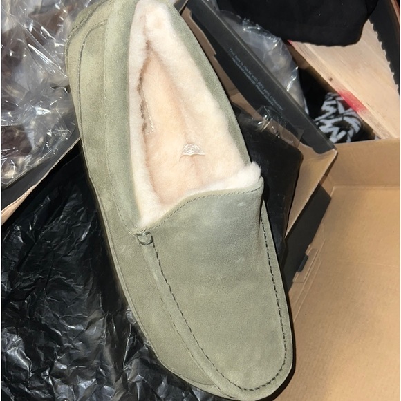 New UGG Ascot Slippers size men’s 10 M
MOSS GREEN SUEDE new in box - Picture 4 of 10